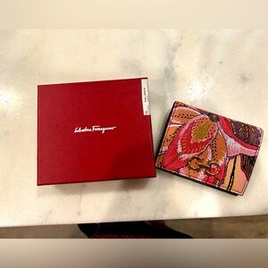 NEW SALVATORE FERRAGAMO PRINTED LEATHER PINK BLACK FLORAL COMPACT WALLET